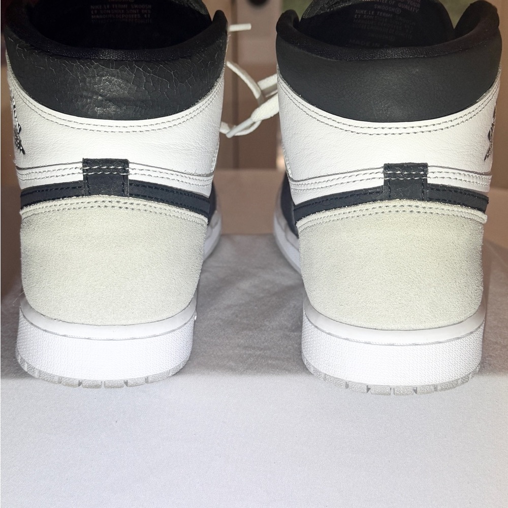 The Air Jordan 1 Retro High OG ‘Stage Haze’ Men's Sneakers - White & Black 9.5 - Picture 4 of 11